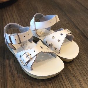 3 YOUTH WHITE SWEETHEARTS SALTWATER BOUTIQUE SUN SAN SANDALS SIZE 5T